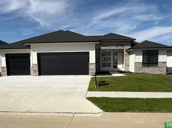 5826 213th Ave, Elkhorn, NE 68022