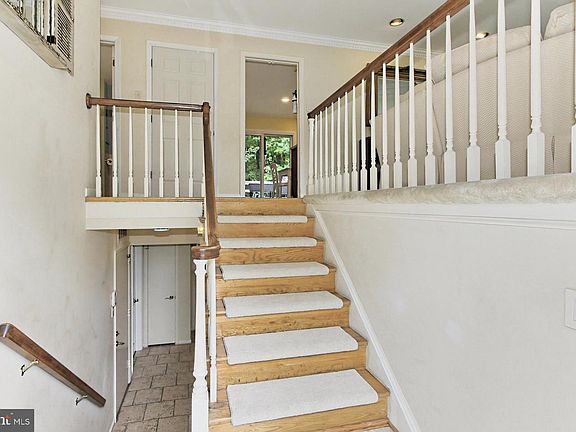 4th image of 3724 Camelot Dr