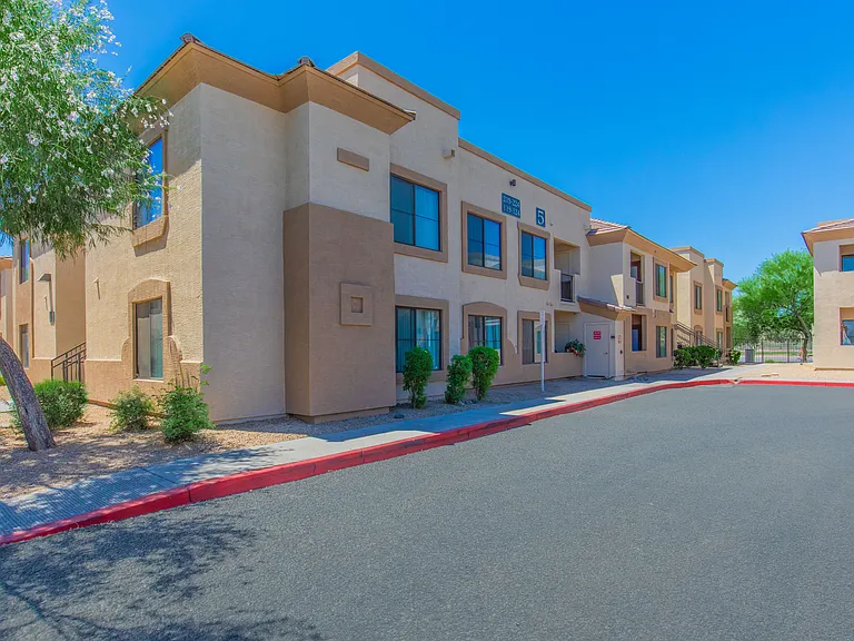 Indigo Pointe Apartments — Photo 8