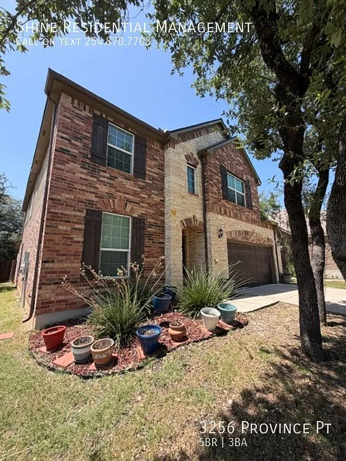 Spacious, High valued home, easily accommodating large families — Photo 2
