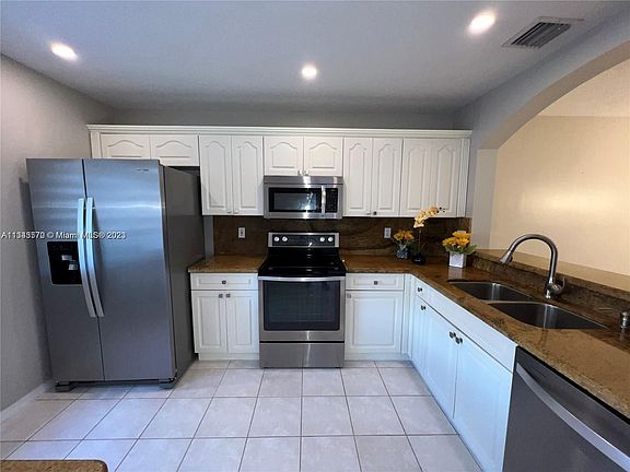 4th image of 817 NW 208th Dr