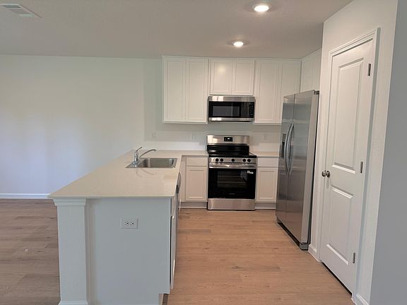 3rd image of 118 Bay Springs Blvd
