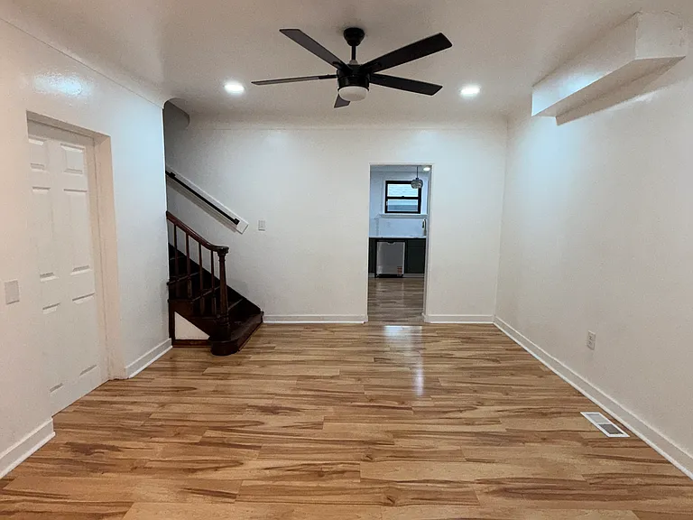 Irwin Ave — Photo 4