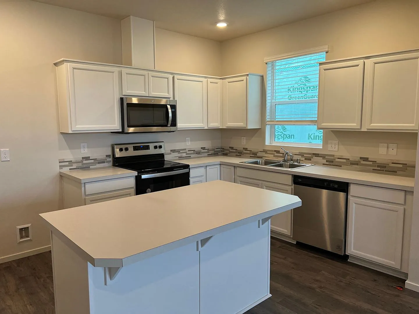 Beautiful Hazel Dell Townhome! Location, Location! — Photo 4