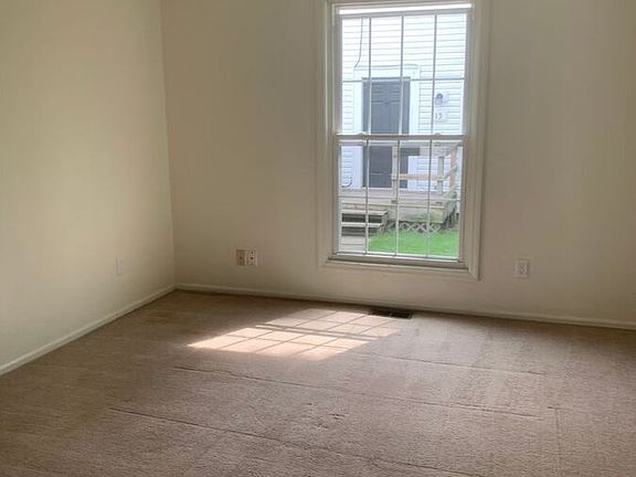 5th image of 30 Potomac Ln