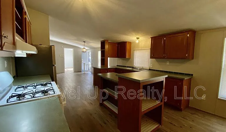 315 W Lee St — Photo 7