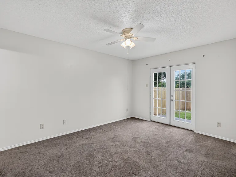 1115 Lombard Ln — Photo 15