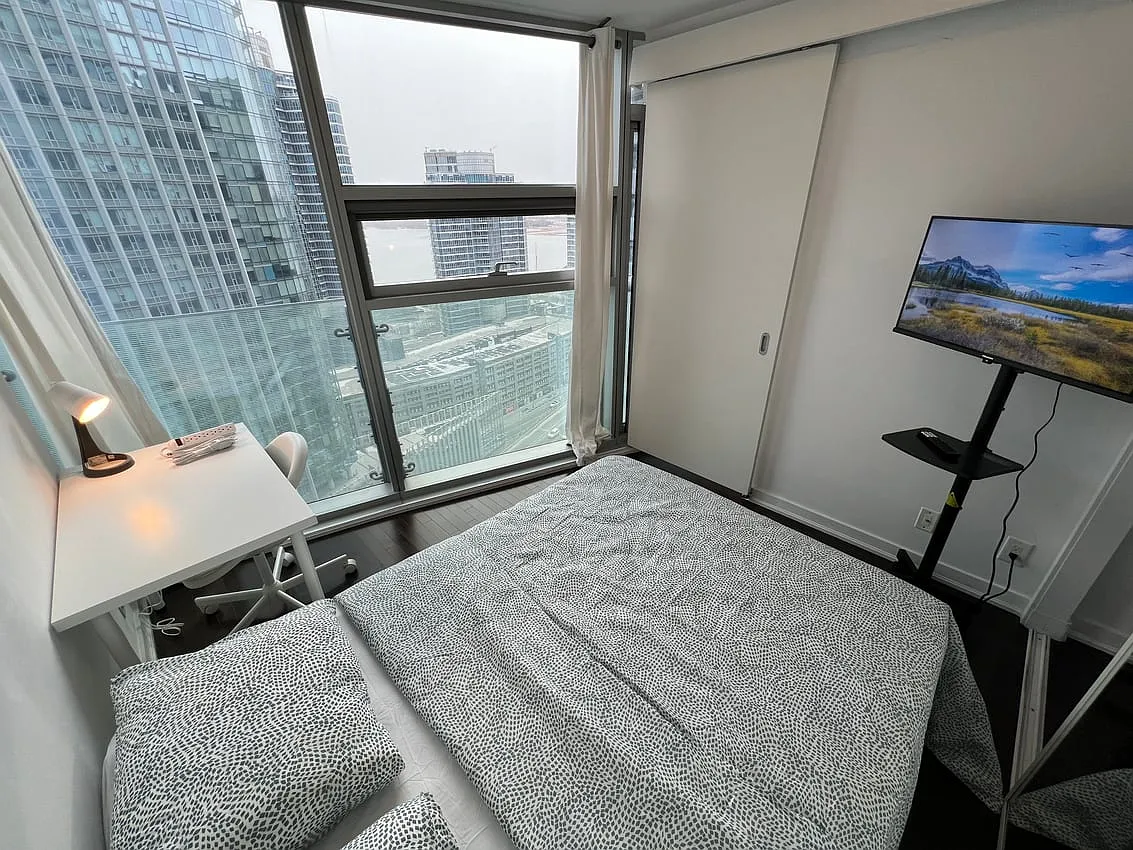 Deluxe Room - York St & Bremner Blvd — Photo 1