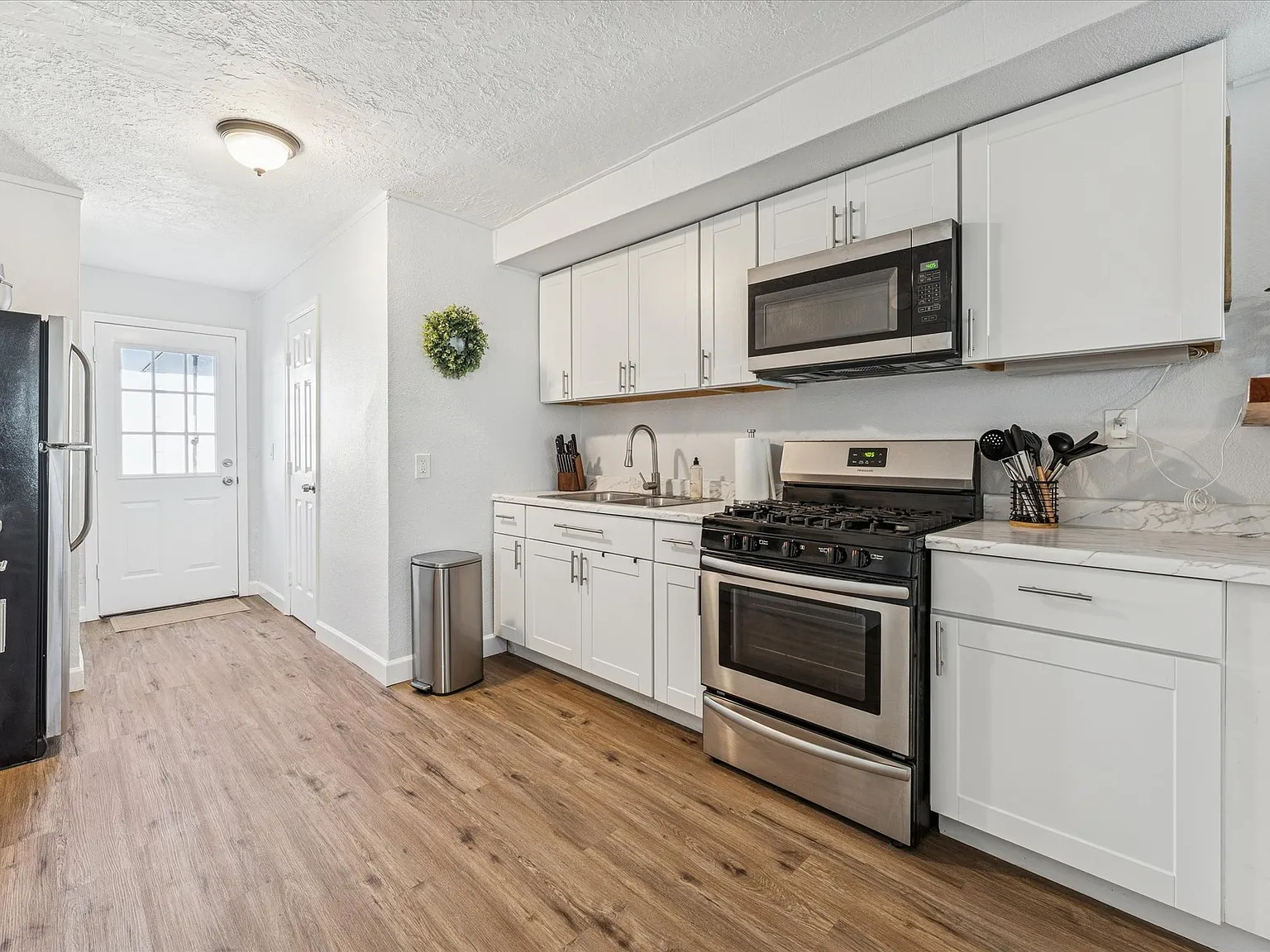 2 bed, 550 sqft, $2,300 — Photo 3