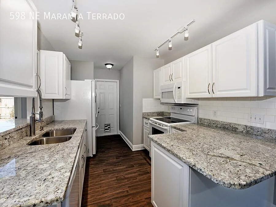 598 NE Maranta Terrado — Photo 2