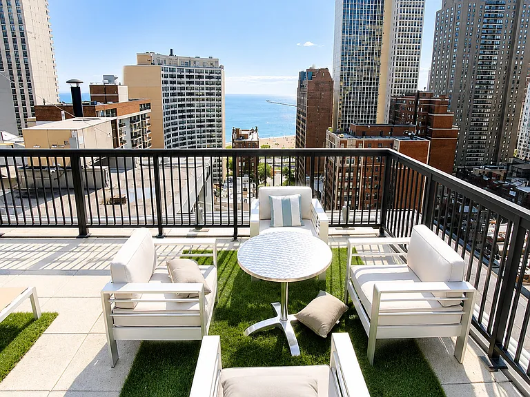 30 E Elm St #21C — Photo 14