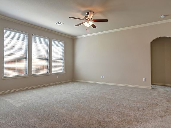 5th image of 512 Clairmont St