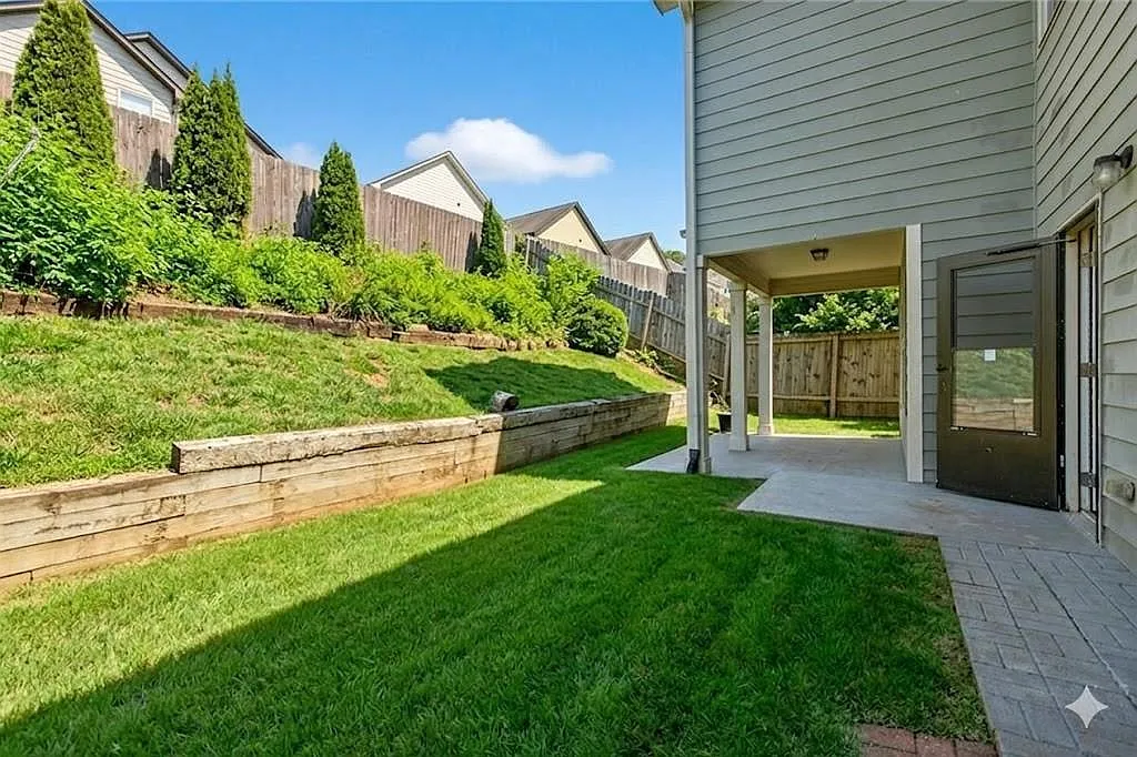 4 bed, 2.5 bath, 1859 sqft, $2,500 — Photo 4