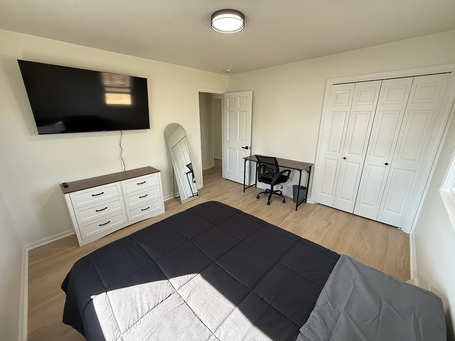 7 bed, 2000 sqft, $465 — Photo 1