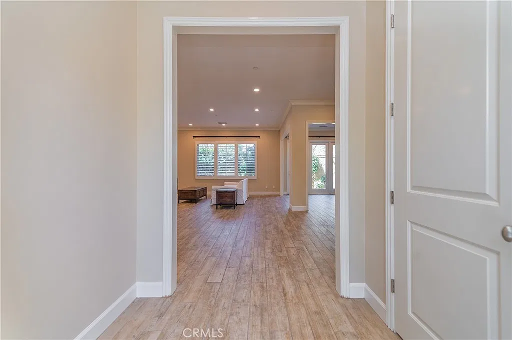 4 bed, 3.5 bath, 2734 sqft, $6,300 — Photo 4