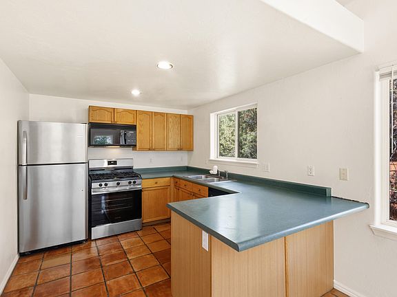 4th image of 916 Two Rivers Dr
