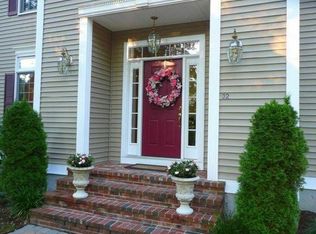 32 Elizabeth St, Guilford, CT 06437