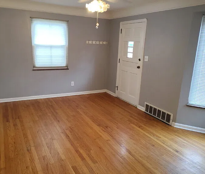 465 Huntmere Dr — Photo 3