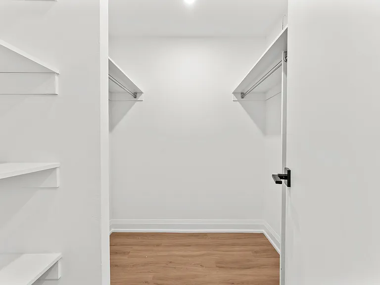 44 Charles St W — Photo 78