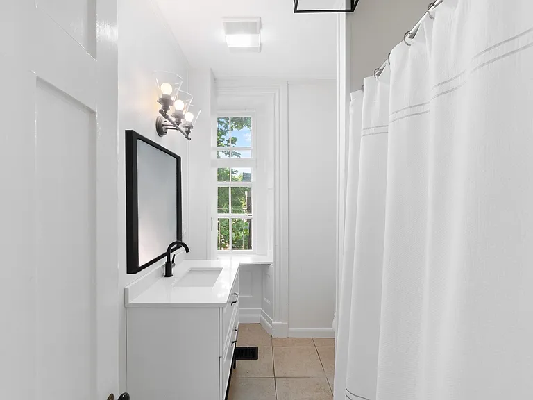 77 Coggeshall Ave — Photo 3