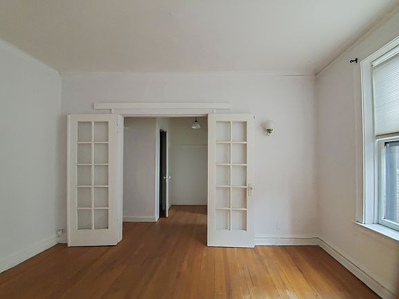 3rd image of 432 1/2 W Surf St #301