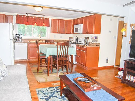 5th image of 227 Elm St