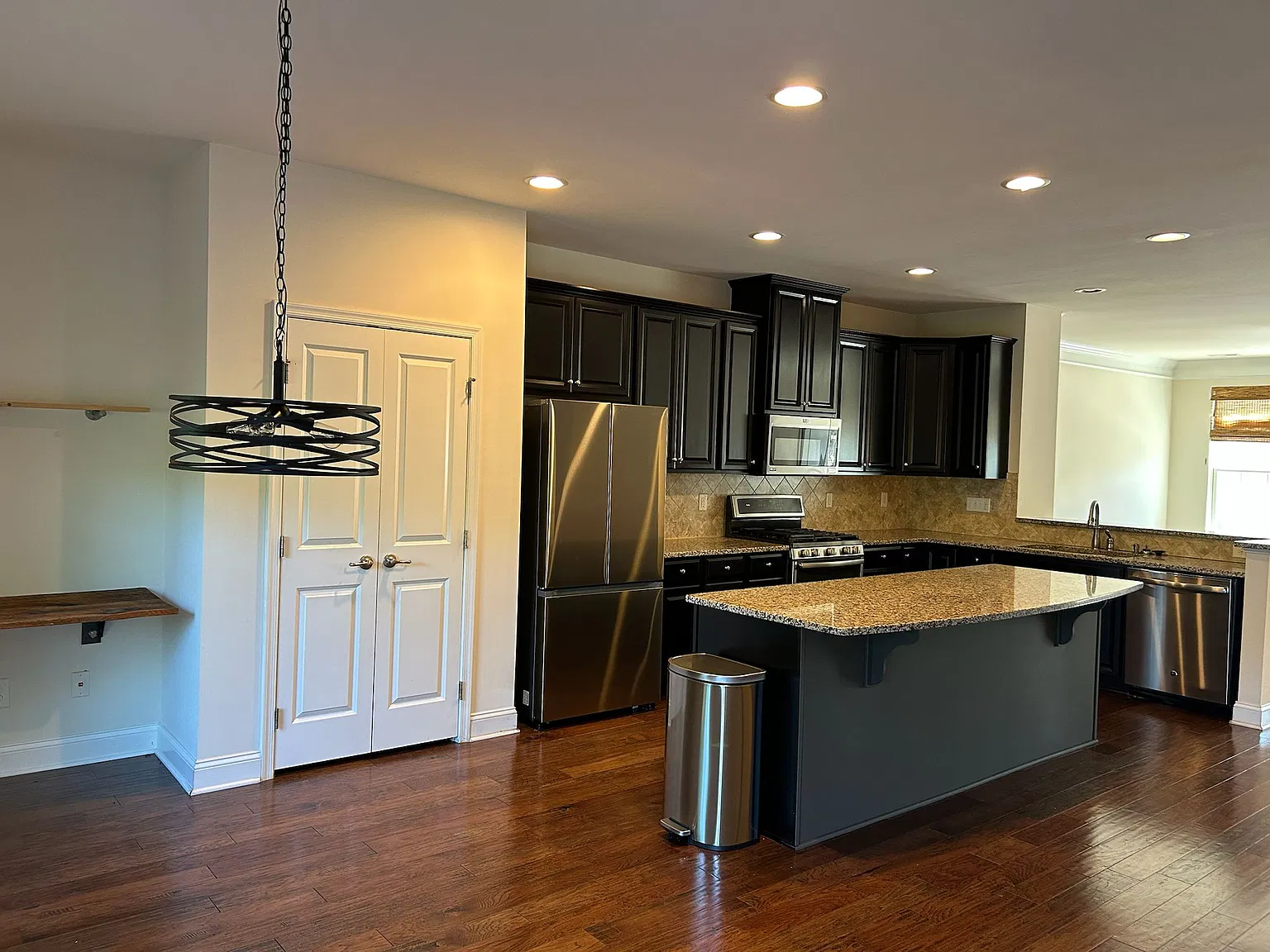 4 bed, 2430 sqft, $2,195 — Photo 4