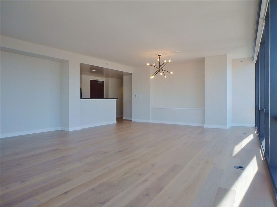 1st image of 250 King St Unit 1316
