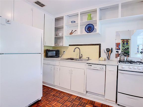 4th image of 240 Mateo Way NE Unit 2