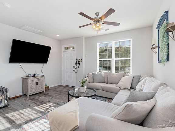 4th image of 709 Henderson Valley Way