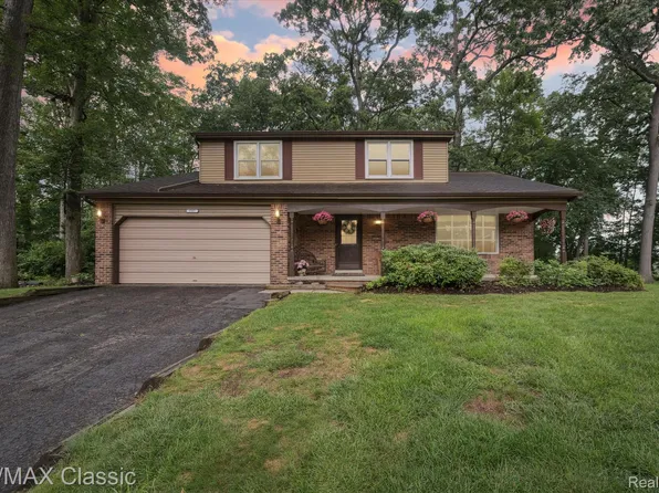 1561 Waters Edge Ct, Wixom, MI 48393