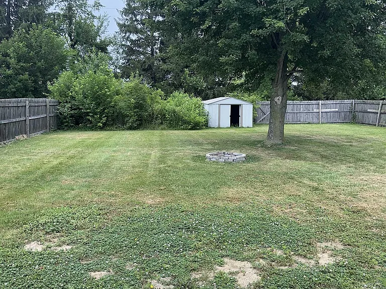 1052 N Lincoln St — Photo 4