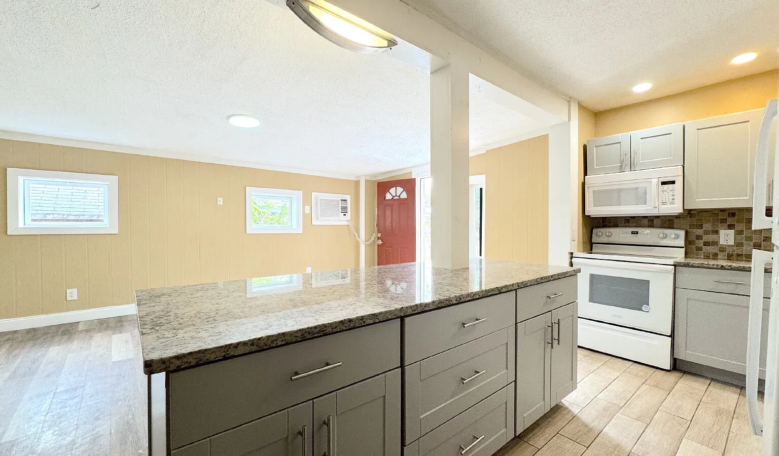 3 bed, 1330 sqft, $1,950 — Photo 1