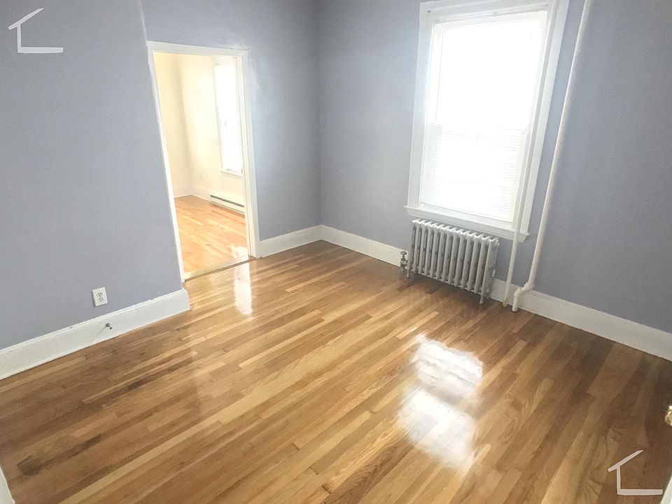 2nd image of 22 Everett Sq #1IS