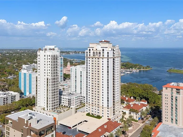 300 Beach Dr NE #302 — Photo 1