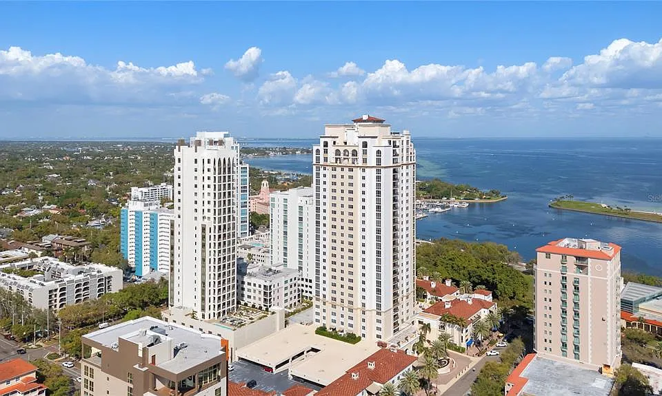 300 Beach Dr NE #302