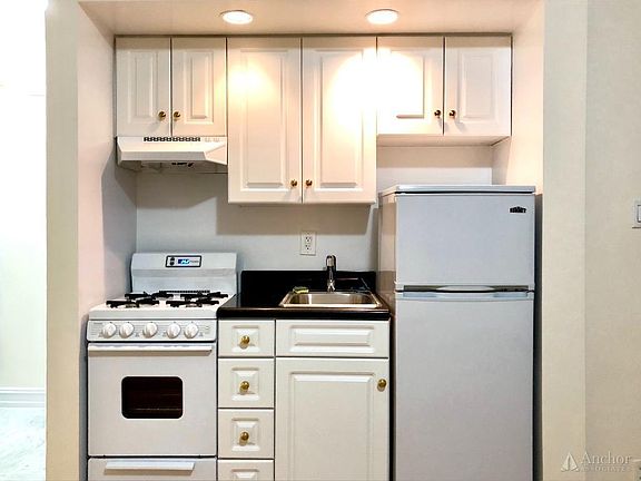 2nd image of 214 E 51st St APT 1E