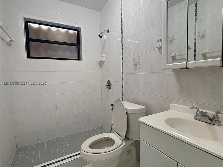 231 E 7th St #202 — Photo 8