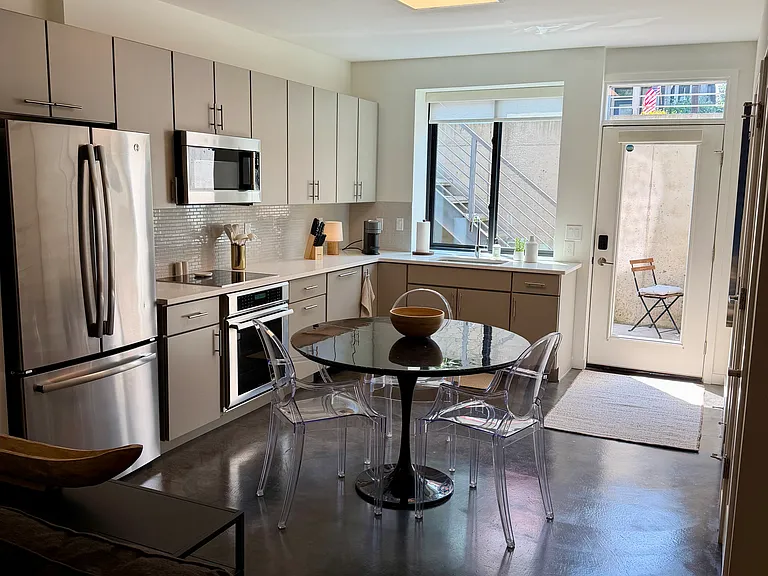 2051 W 19th St #LWR — Photo 4
