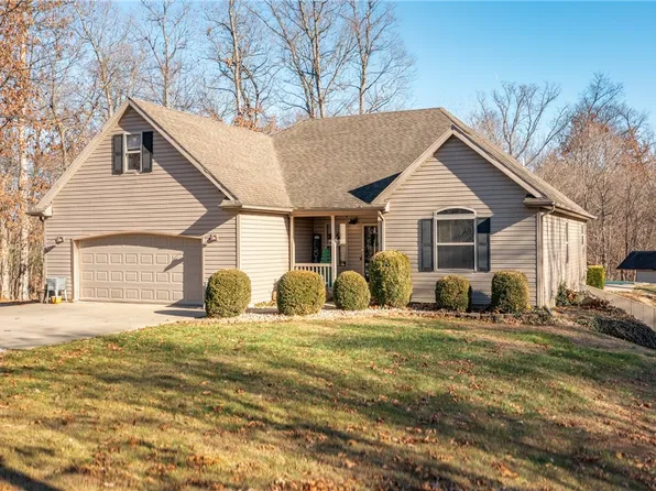 2014 Robin Ln, Louisville, IL 62858