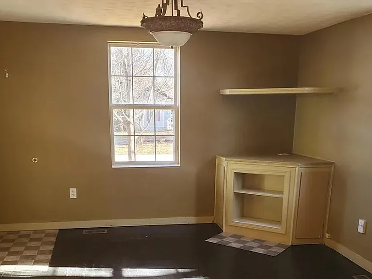 2049 N Benton Ave — Photo 4