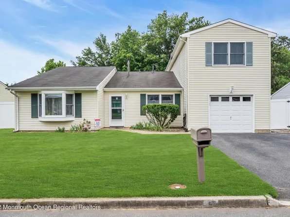 5 Cranberry Dr, Tinton Falls, NJ 07753