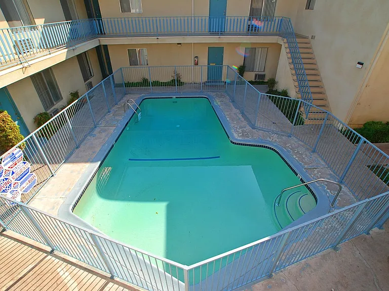 CLN - Collins Apts. — Photo 6