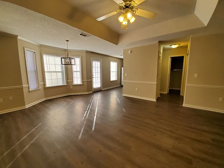 900 Country Club Rd — Photo 2