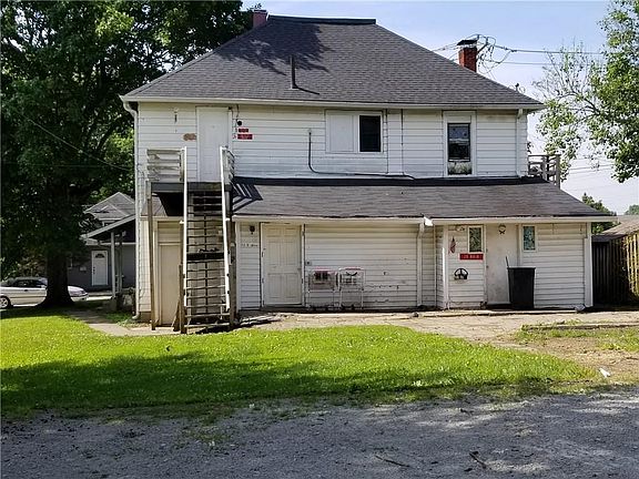 REAR VIEW WITH PARKING NEXT TO THE ALLEY