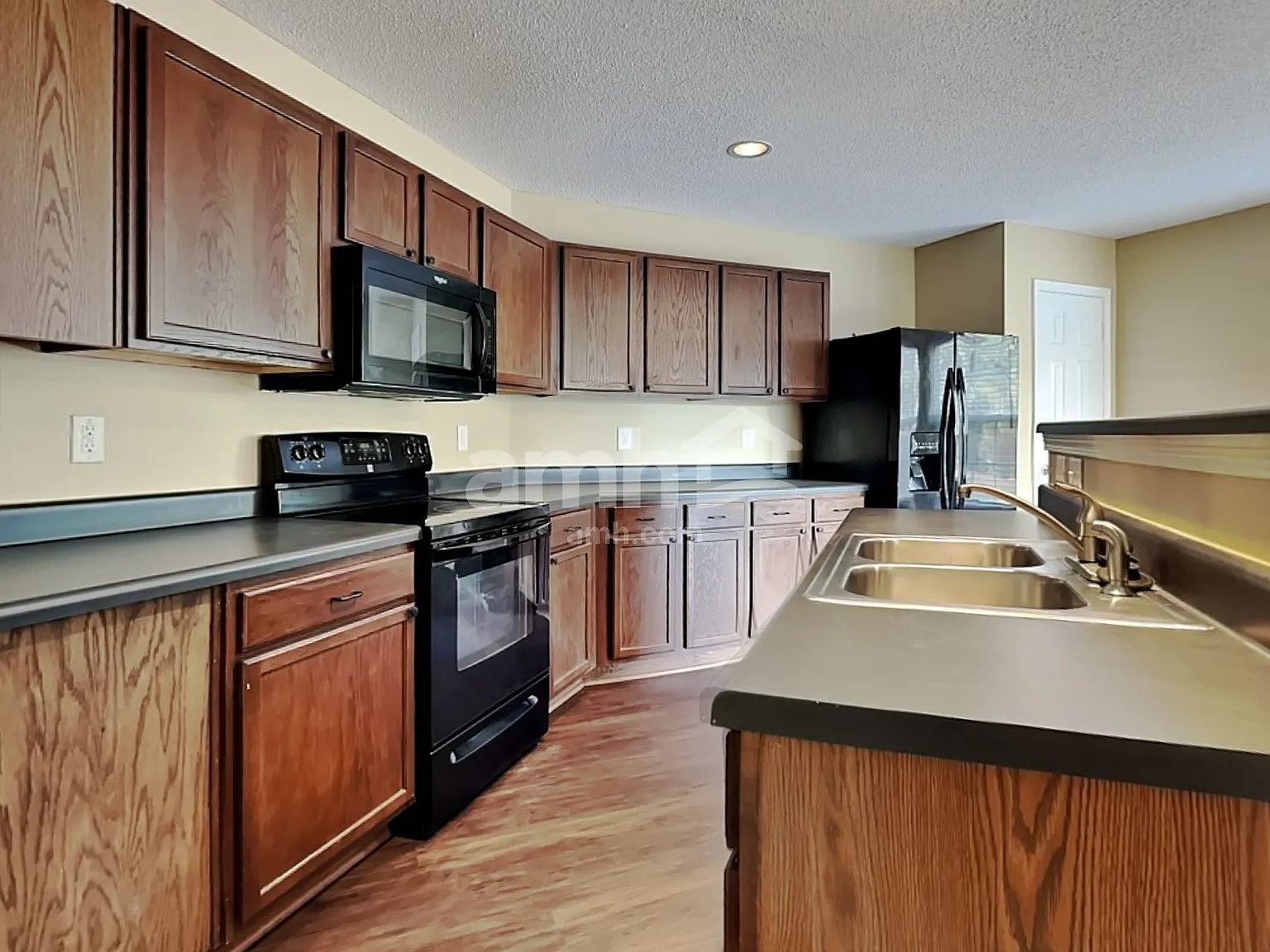 3 bed, 2.5 bath, 1828 sqft, $2,045 — Photo 3