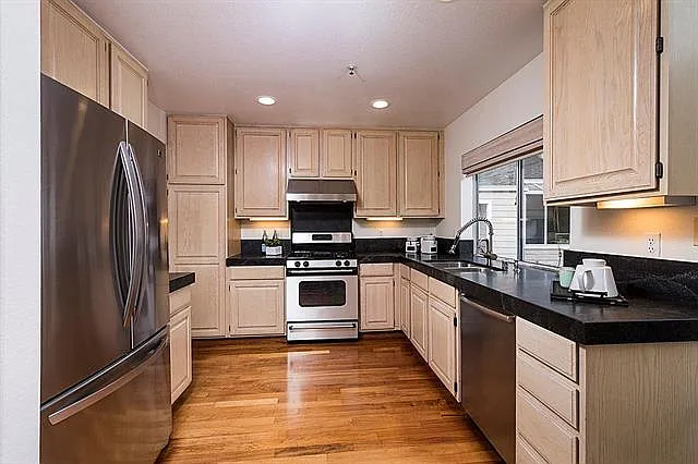 837 Columbia Cir — Photo 3