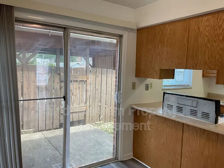 961 Taylorsview Dr — Photo 13