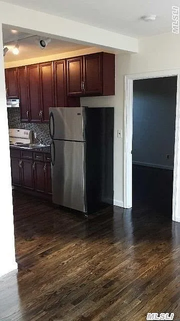 211 Main St — Photo 3