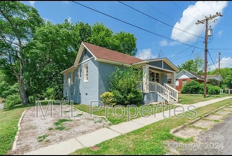 3 bed, 1.0 bath, 1063 sqft, $1,300 — Photo 2